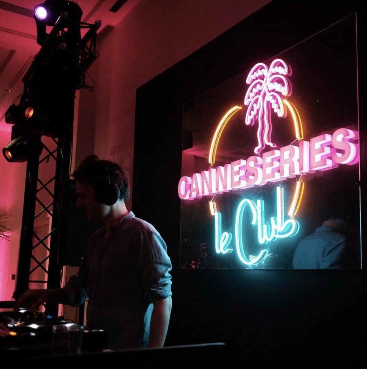 Réalisation Neon Bloom - Canneseries